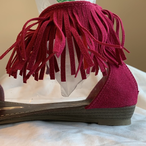 Magenta faux suede leather fringe sandals - Picture 4 of 5